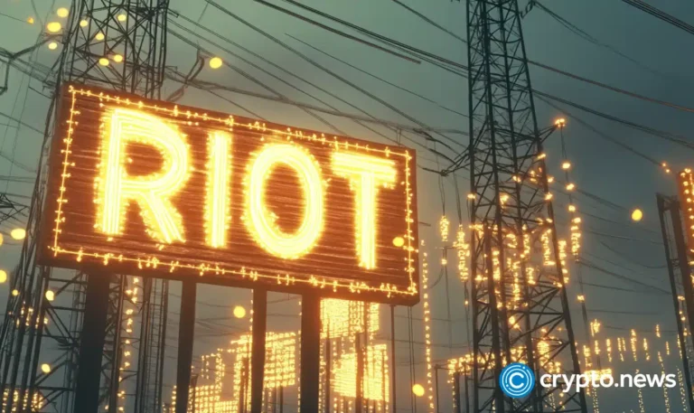 Riot stock rises ahead of earnings as a risky pattern emerges